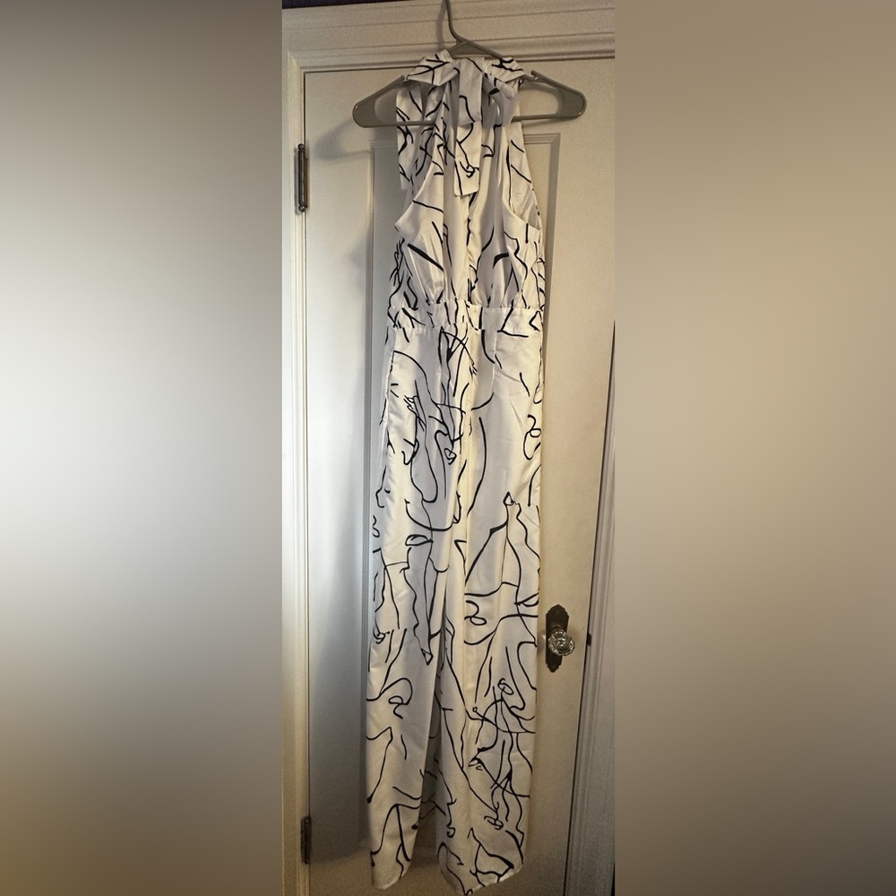 Women’s Crew Neck White and Black Printed Jumpsuit with Pockets